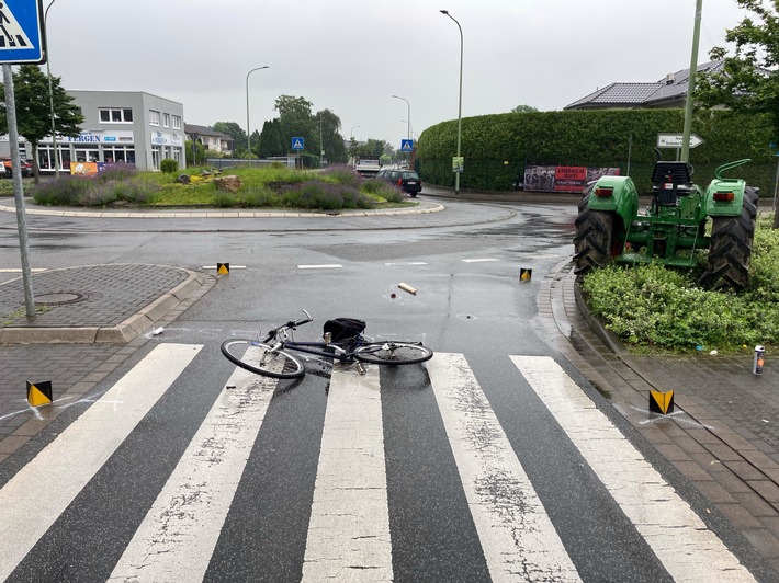 POL-DN: Radfahrer übersehen