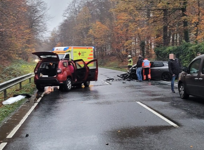 POL-STD: Zwei schwer verletzte Autofahrer bei Frontalzusammenstoß auf der Bundesstraße 73 in Neukloster