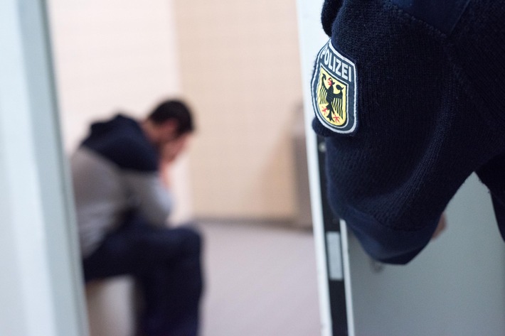 BPOL NRW: Wegen versuchter räuberischer Erpressung gesucht - Bundespolizei verhaftet Straftäter am Flughafen Köln/Bonn -