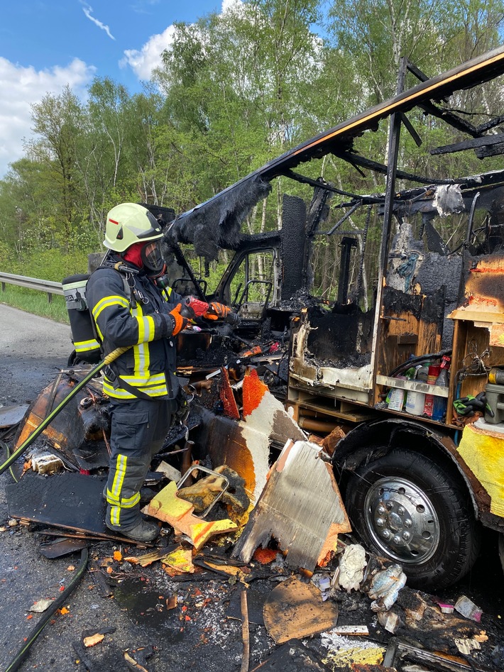 FW Dinslaken: Feuerwehr löscht brennendes Wohnmobil auf der A3