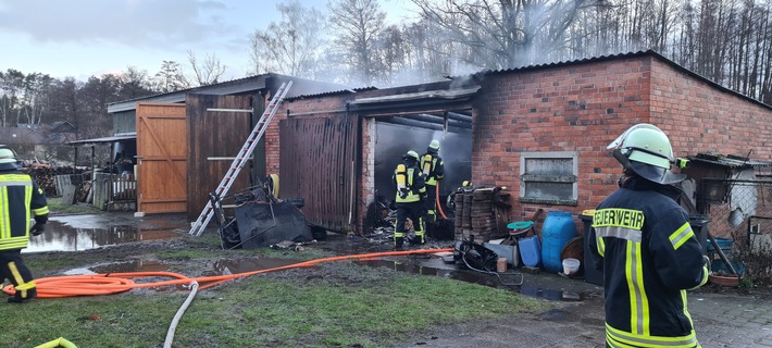 FW Lüchow-Dannenberg: Zwei Verletzte bei Scheunenbrand nahe Dannenberg ++ Feuerwehr verhindert ein übergreifen des Feuers auf weitere Gebäude ++ mehrere Hühner verendet ++ zwei Kaninchen gerettet