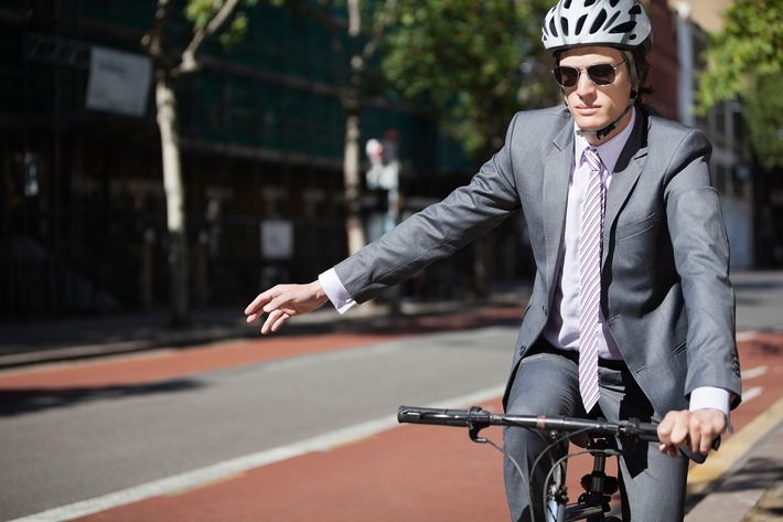 Am 17. Mai ist Auf-Arbeit-Radeln-Tag: Dank Rad dem Pendlerwahnsinn entkommen / Unfall auf dem Arbeitsweg - welche Versicherung zahlt? / Welche Regeln sollte ich als Radfahrer unbedingt kennen?