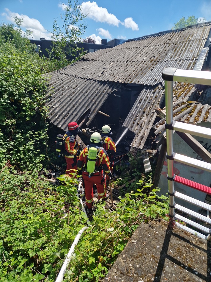 FW Düren: Brand in alter Gärtnerei