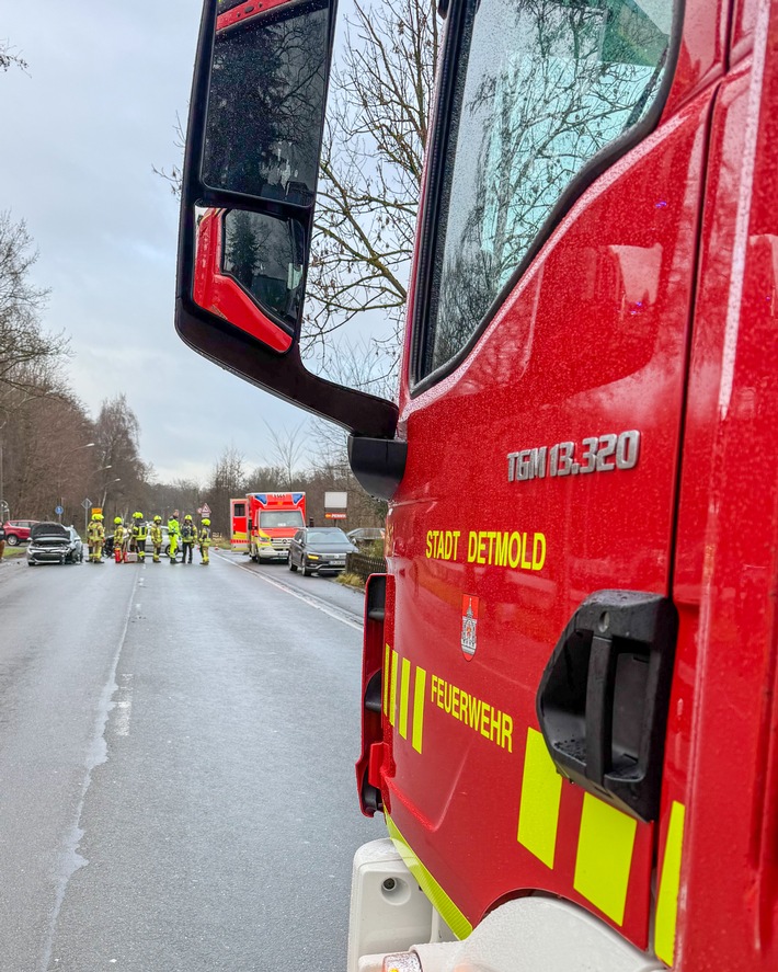 FW-DT: Zwei Einsätze für die Feuerwehr Detmold: Verkehrsunfall und lange Ölspur