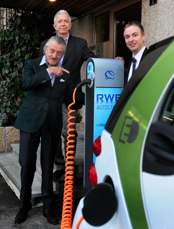 Erste intelligente RWE-Stromladesäule in der Schweiz in Betrieb genommen / - RWE setzt Internationalisierung der Elektromobilität fort / - Networking Elektromobilität am Standort der Rinspeed AG