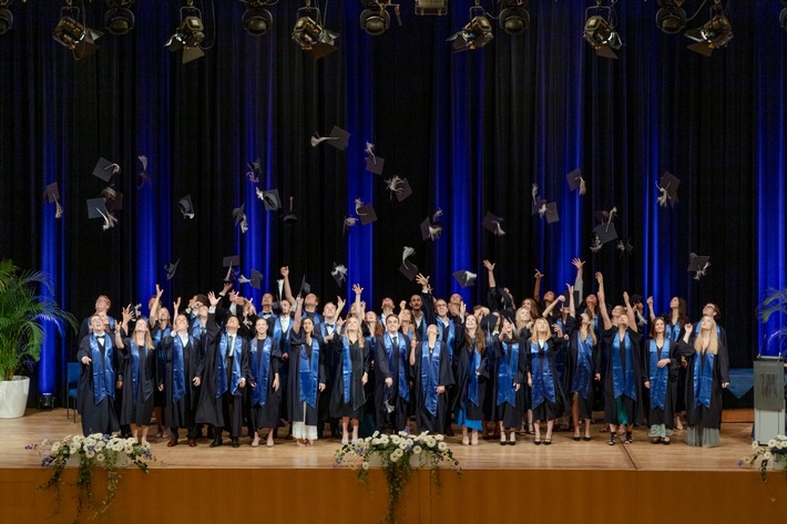 47 junge Medizinerinnen und Mediziner schließen Studium an der Paracelsus Medizinischen Privatuniversität Nürnberg (PMU) ab