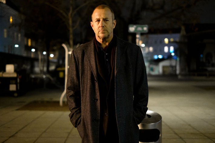 Richard Brock (Heino Ferch) ist in seinem Fall auf sich allein gestellt. / Nutzung des Fotos nur in Verbindung mit der Sendung inkl. Social Media / / Weiterer Text über ots und www.presseportal.de/nr/7840 / Die Verwendung dieses Bildes ist für redaktionelle Zwecke unter Beachtung ggf. genannter Nutzungsbedingungen honorarfrei. Veröffentlichung bitte mit Bildrechte-Hinweis. 74839-1-38-ots-iptc.jpg