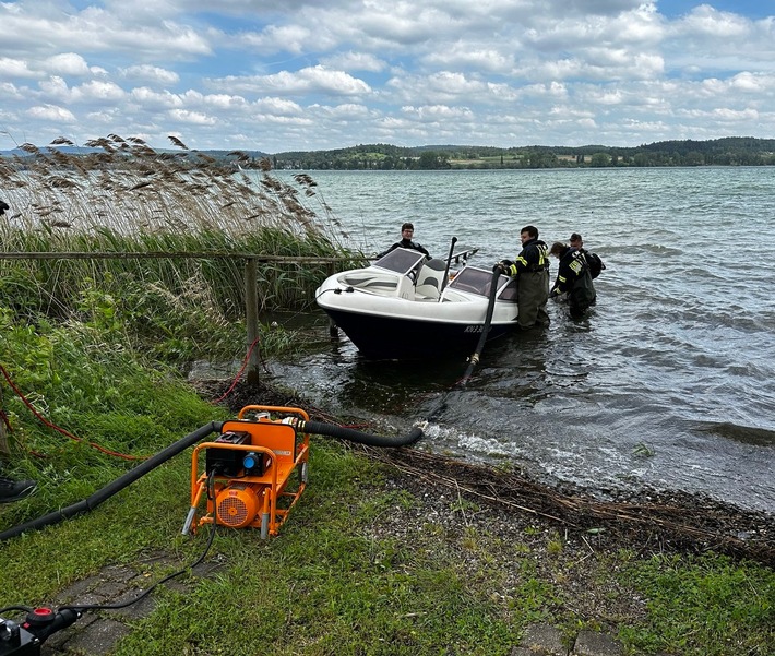 FW-Radolfzell: Ölwehreinsatz - Motorboot mit Wasser vollgelaufen