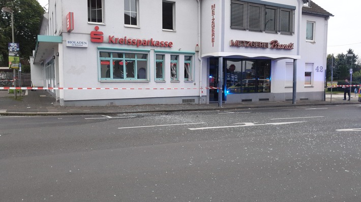 POL-RBK: Leichlingen - Geldautomat gesprengt - Täter flüchtig - Einsturzgefahr am Gebäude