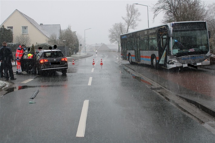 POL-MI: Auto kollidiert mit Linienbus