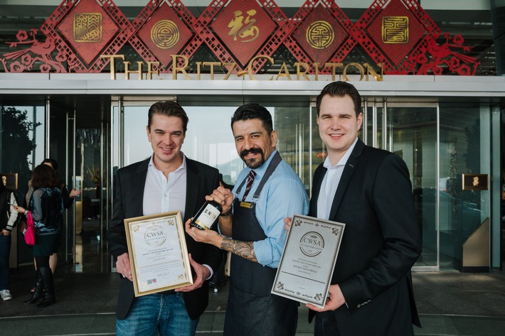 Ritz Carlton Bar Manager Oscar Mena (M.) mit den GINSTR Gründern Alexander Franke und Markus Escher (v.l.) in Hong Kong. Weiterer Text über ots und www.presseportal.de/nr/131632 / Die Verwendung dieses Bildes ist für redaktionelle Zwecke honorarfrei. Veröffentlichung bitte unter Quellenangabe: "obs/Stuttgart Distillers GbR/DNA Collective"