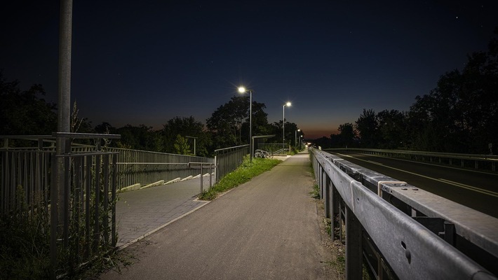 400 Kommunen. 0 Werbung. 1 Modell. Ronotic wuchs als deutsches Unternehmen ganz leise zur gefragten Marke für Solar-Straßenbeleuchtung und startet jetzt die Expansion in Europa und den USA