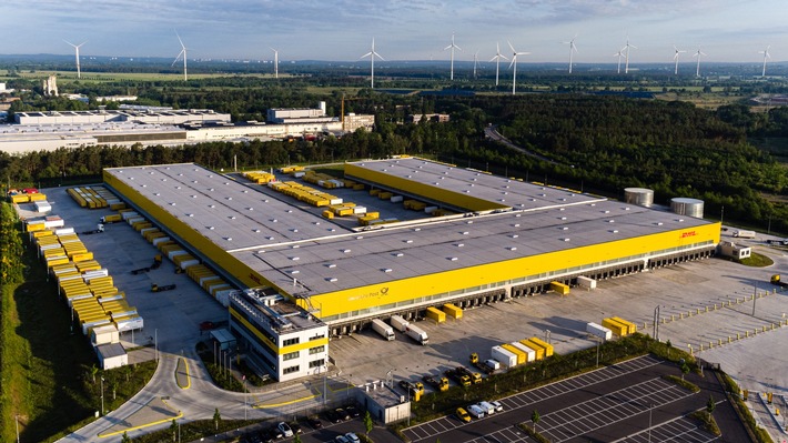 PM: Ludwigsfelde: Deutsche Post DHL Group nimmt erstes  Mega-Paketzentrum in Ostdeutschland in Betrieb