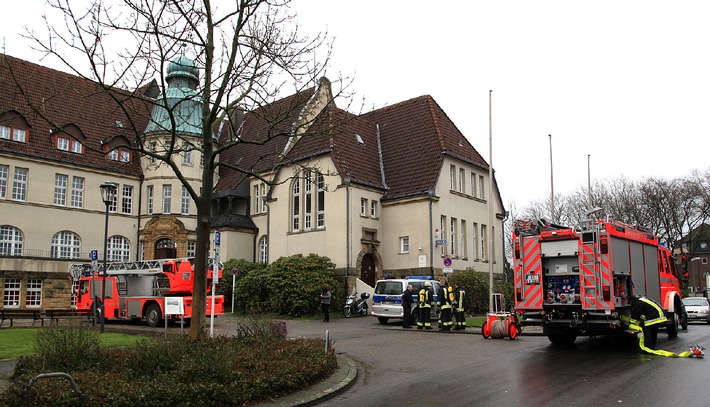 FW-E: Brandgeruch im Krayer Rathaus, technischer Defekt in EDV-Schrank