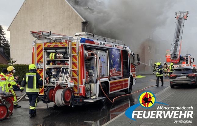 FW-MG: Brand im Dachgeschoss eines Hauses, eine verletzte Person