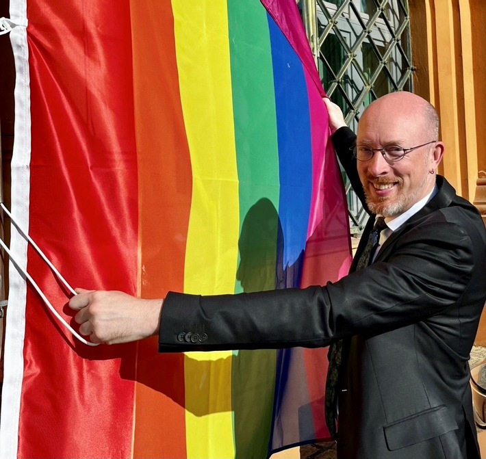 IM-MV: Ab morgen Regenbogenflagge vor allen Schweriner Regierungsgebäuden