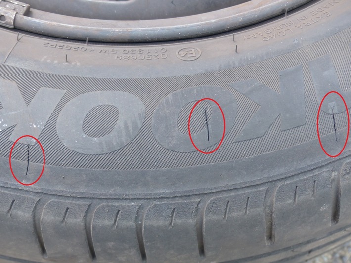 POL-PDNW: An 2 Fahrzeugen Reifen platt gestochen