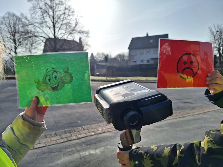 POL-HOL: Geschwindigkeitskontrolle in Boffzen - Kinder unterstützen Polizei