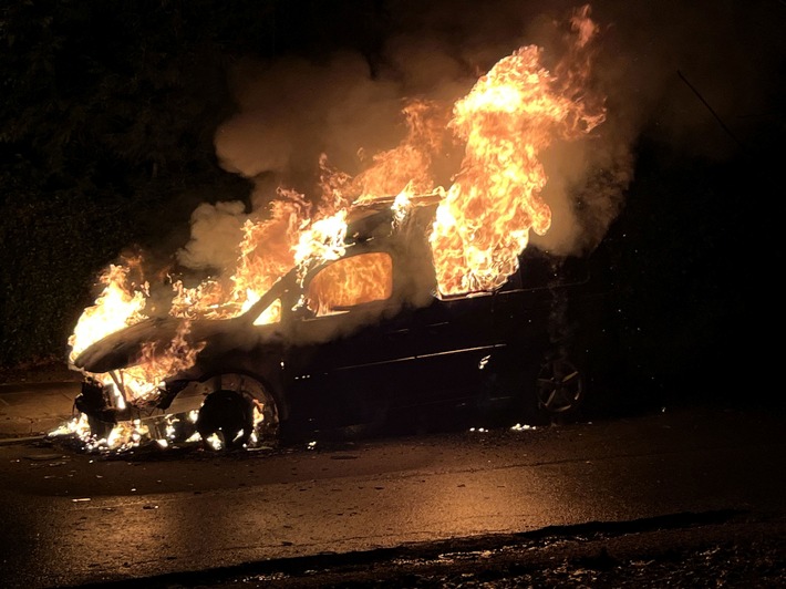 POL-STD: Sechs Autos bei Serie von Fahrzeugbränden in Stade beschädigt - Polizei sucht Zeugen