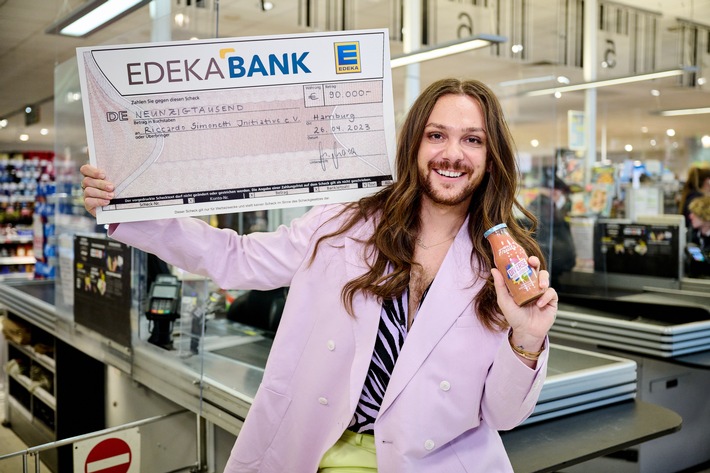 All in Fruits "Diverse Früchtchen" / EDEKA-Verbund spendet 90.000 Euro an Riccardo Simonetti Initiative