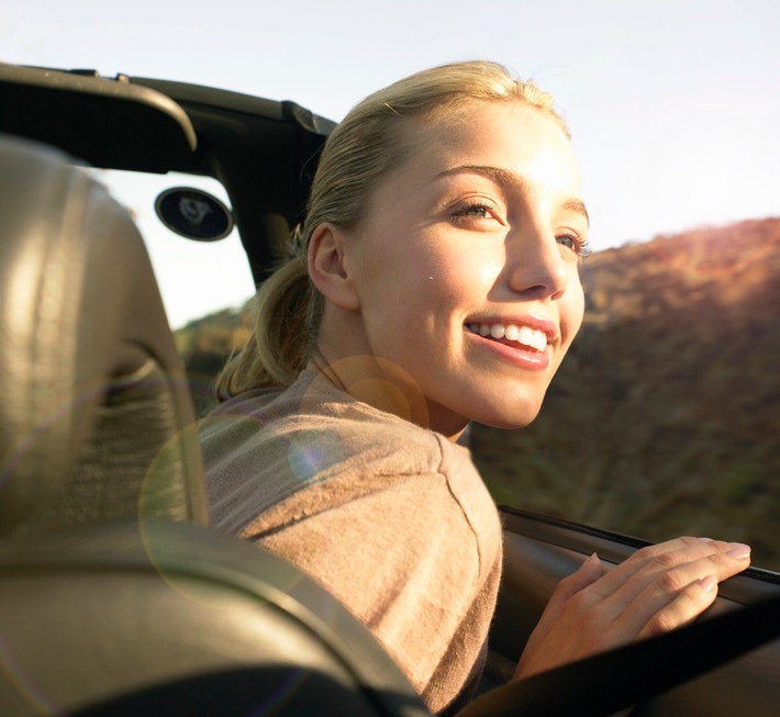 Neue Studienergebnisse zur "Generation Y": Autos müssen bezahlbar, intelligent und vernetzt sein - Erweiterung der Studie um europaweiten Ideenwettbewerb für Studenten (FOTO)