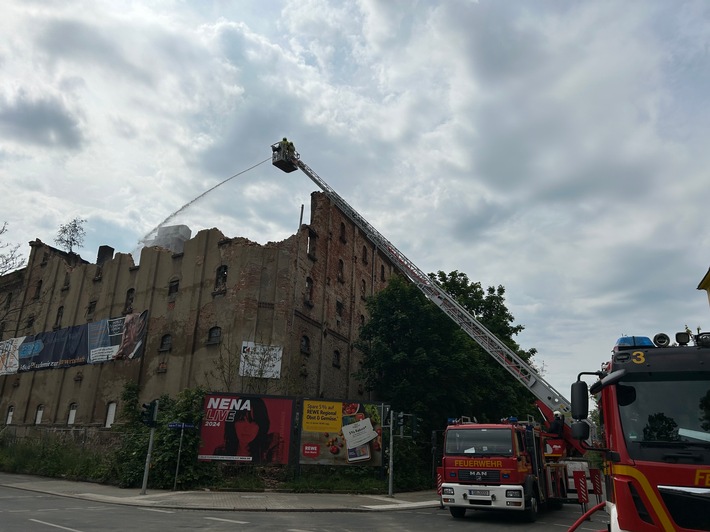 FW Dresden: Tag 3 beim Großbrand in Dresden-Leuben