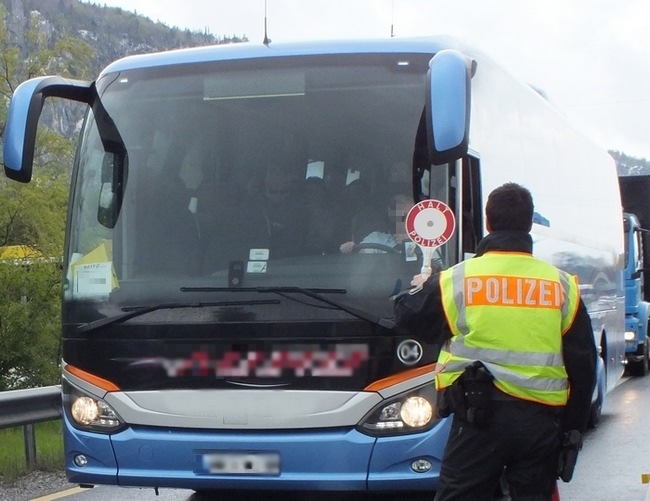 Bundespolizeidirektion München: Bundespolizei nimmt Busfahrer wegen Schleusungsverdachts fest / Keine Prüfung beim Einstieg - erhebliche Unannehmlichkeiten für Businsassen
