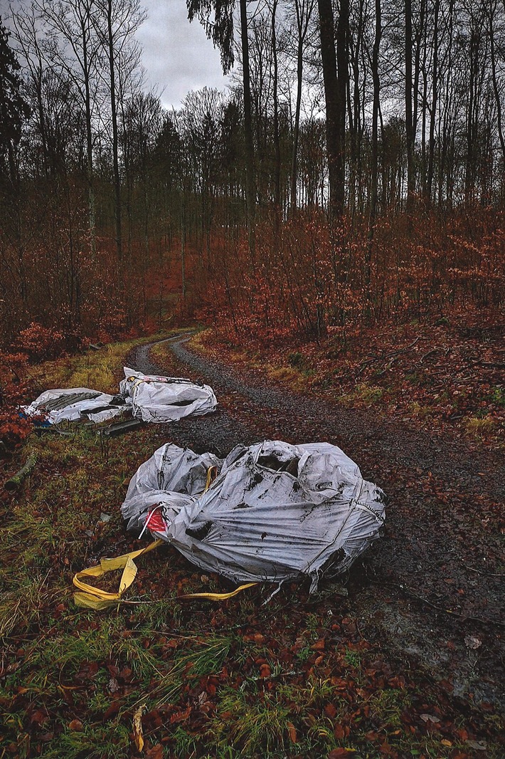 POL-LDK: Illegaler Müll im Blasbacher Wald entsorgt