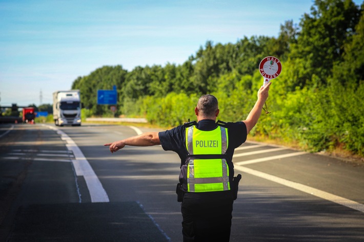 POL-UN: Unna/Fröndenberg - Zweitätige Großkontrolle des Schwerlastverkehrs auf der B233