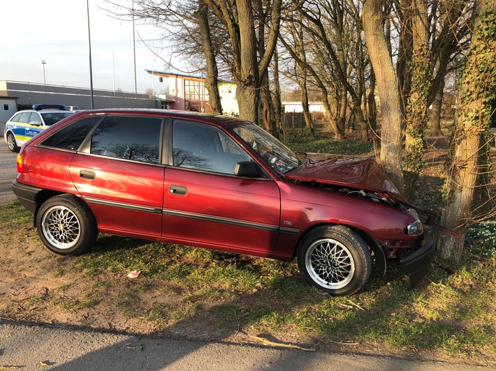 POL-PDLD: Verkehrsunfall mit Baum