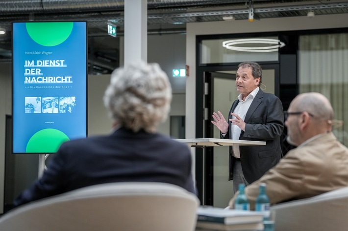 Mit "Im Dienst der Nachricht" legt Autor Hans-Ulrich Wagner (Foto) die erste wissenschaftlich fundierte und umfassende Darstellung der Geschichte der dpa vor. Hans-Ulrich Wagner ist Forschungsprogrammleiter am Leibniz-Institut fur Medienforschung | Hans-Bredow-Institut in Hamburg. Das im Frankfurter Societäts-Verlag erschienene Buch wurde heute im Berliner Newsroom der dpa vorgestellt. / Weiterer Text über ots und www.presseportal.de/nr/8218 / Die Verwendung dieses Bildes für redaktionelle Zwecke ist unter Beachtung aller mitgeteilten Nutzungsbedingungen zulässig und dann auch honorarfrei. Veröffentlichung ausschließlich mit Bildrechte-Hinweis.