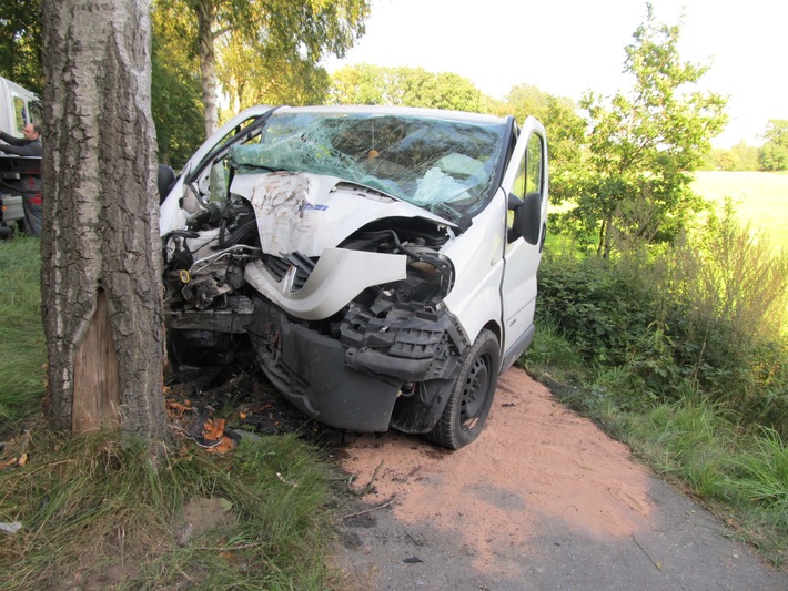 POL-WL: Transporter fuhr frontal gegen Straßenbaum