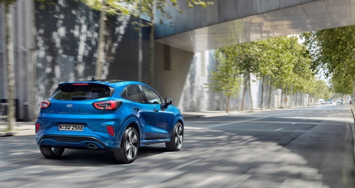 Um klare Formen, sorgfältig modellierte Stoßfänger und die zweiteiligen Rücklichter zu gestalten sowie um ganz generell den kraftvollen Auftritt des neuen Ford Puma zu erzielen, kooperierte das Design-Team von Ford eng mit den Konstrukteuren und Ingenieuren. Das Ergebnis ist ein Fahrzeug, das sympathisch und gefällig wirkt und das darüber hinaus mit einem leichten Zugang sowie einem großen Laderaum überzeugt. / Der neue Ford Puma: Ein Crossover SUV mit attraktivem Design und moderner EcoBoost Hybrid-Technologie / Weiterer Text über ots und www.presseportal.de/nr/6955 / Die Verwendung dieses Bildes ist für redaktionelle Zwecke honorarfrei. Veröffentlichung bitte unter Quellenangabe: "obs/Ford-Werke GmbH"