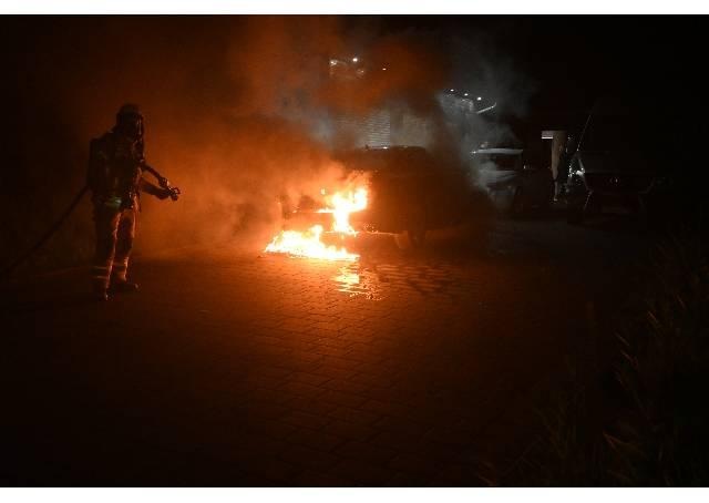 POL-STD: Unbekannte setzten Auto in Bützfleth in Brand - Polizei sucht Zeugen