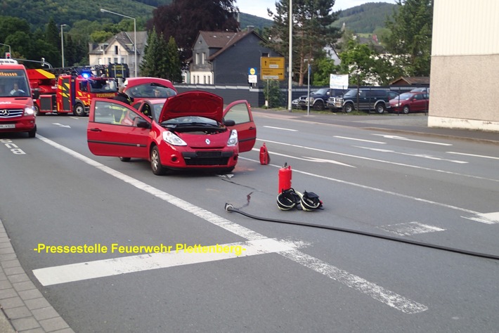 FW-PL: Gemeldeter Fahrzeugbrand nach Verkehrsunfall und Schornsteinbrand in einem Schloß in Plettenberg