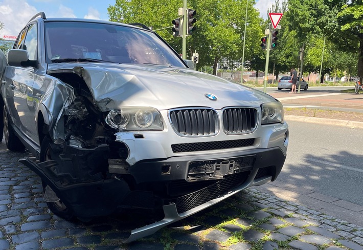POL-BI: SUV prallt beim Ausweichen gegen Ampelmast