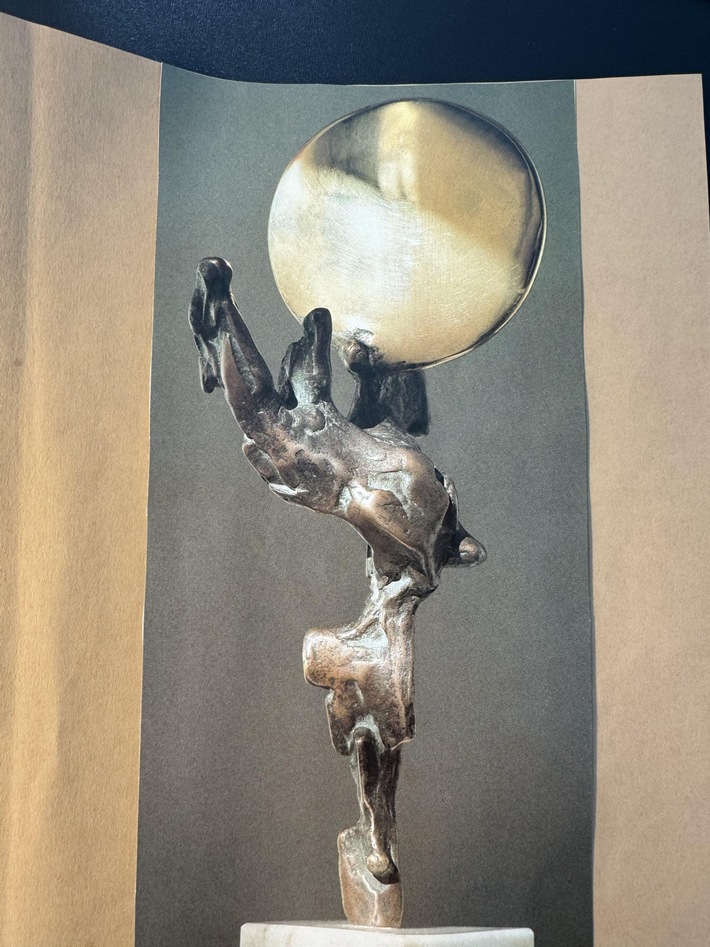 POL-HB: Nr.: 0344--Einbrecher stehlen Bronzefiguren--