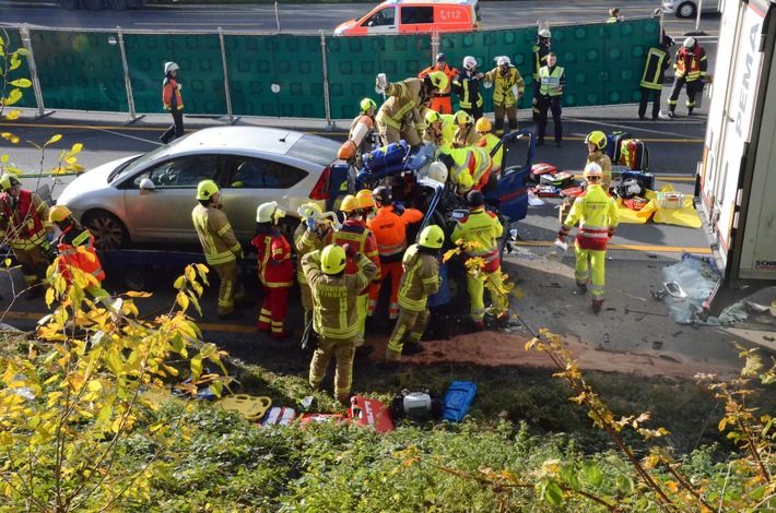 FW Mettmann: Schwerer Verkehrsunfall mit einem Toten und einem
Schwerverletzten