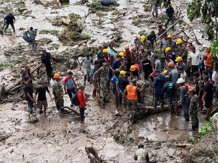 Sturzflut Nepal: Bündnis weitet Nothilfe für Betroffene aus / Weitere Hilfsorganisationen im Bündnis "Aktion Deutschland Hilft" verteilen Trinkwasser, Lebensmittel oder Hygienesets