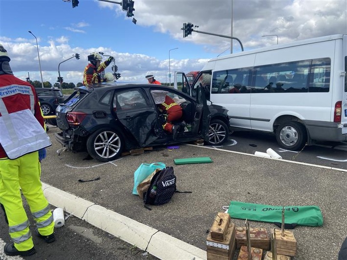 FW Düren: +++ Schwerer Verkehrsunfall mit 4 Verletzten auf der Kölner Landstraße ++*