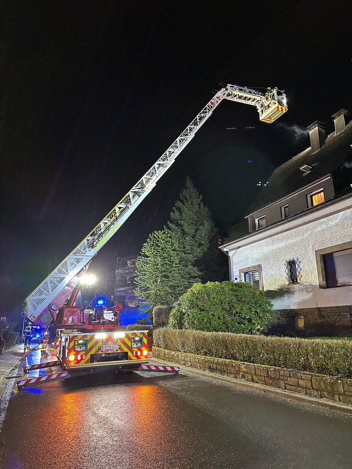 FW-EN: Gasgeruch, Kaminbrand und intensive Ölspur im Stadtgebiet