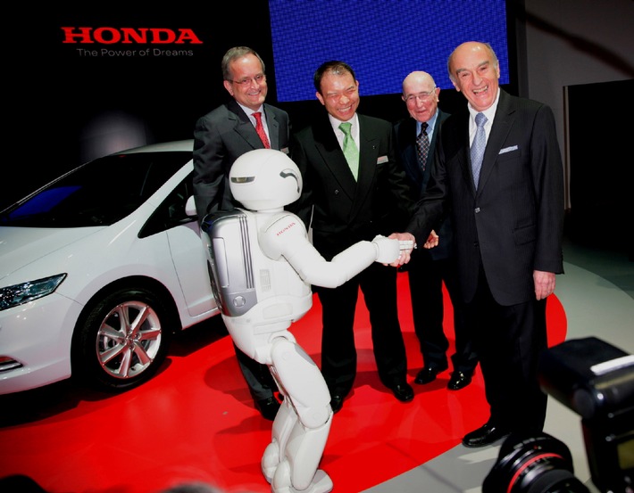 79e Salon International de l&#039;Automobile de Genève 2009: Le robot Honda reçoit le Président de la Confédération Hans-Rudolf Merz