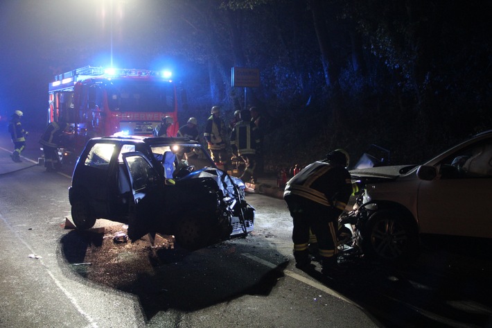 FW-GL: Verkehrsunfall mit eingeklemmter Person auf der B506 in Bergisch Gladbach