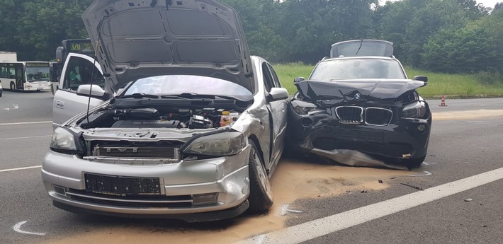 FW-EN: Verkehrsunfall im Kreuzungsbereich