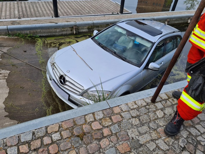 POL-ANK: Auto kullert samt Anhänger mit Boot ins Wasser