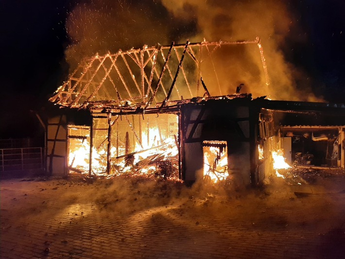 FW-E: Scheune brennt in Essen Kettwig in voller Ausdehnung - Feuerwehr verhindert Übergreifen auf Haupthaus