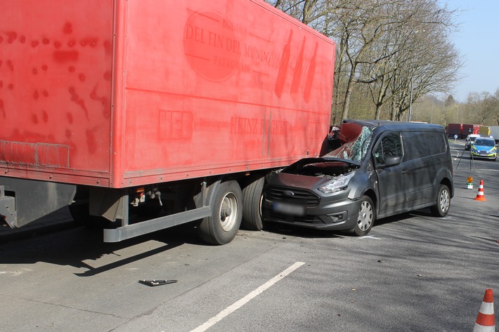 POL-BO: Alleinunfall in Bochum: Autofahrer kollidiert mit Lkw-Anhänger