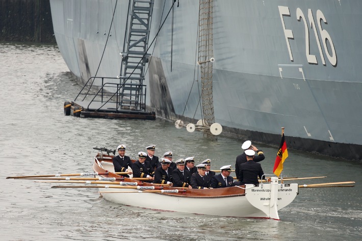 Deutsche Marine - Bilder der Woche: Der &quot;Alte&quot; lässt sich abpullen