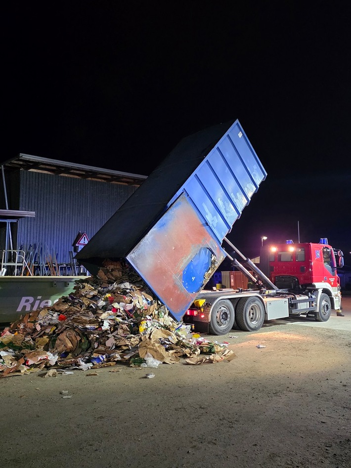 FW-Radolfzell: Brand in Presscontainer eines Supermarktes