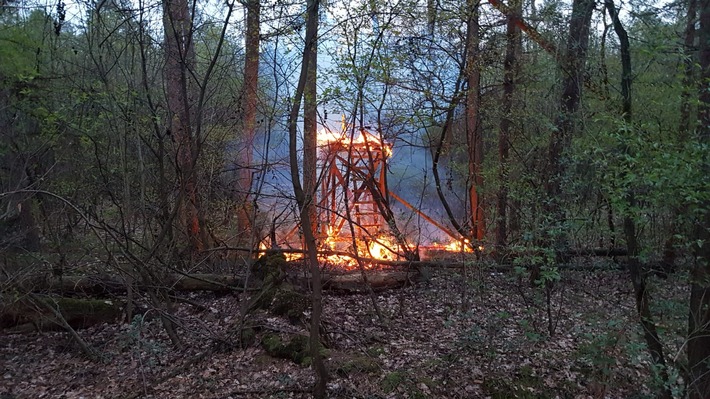 FW-Schermbeck: Ein Hochsitz brannte am Samstagabend in voller Ausdehnung